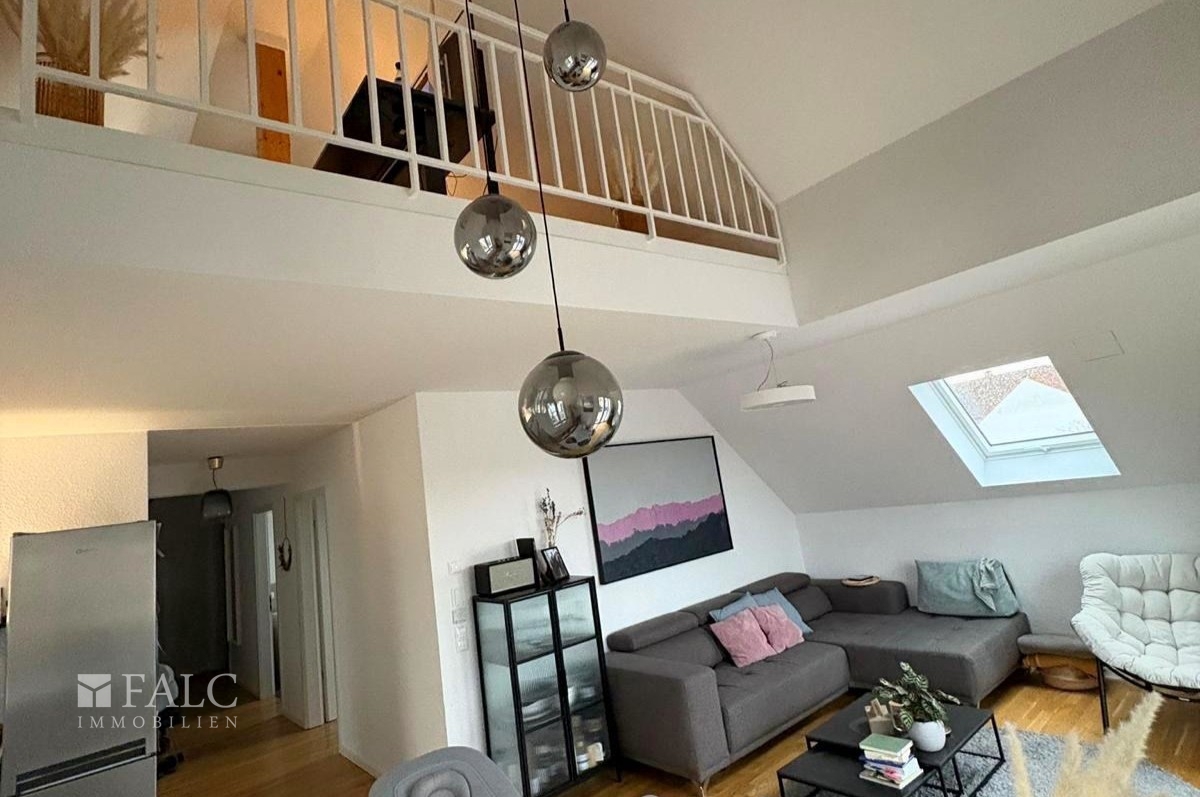 Essbereich mit Blick auf Galerie